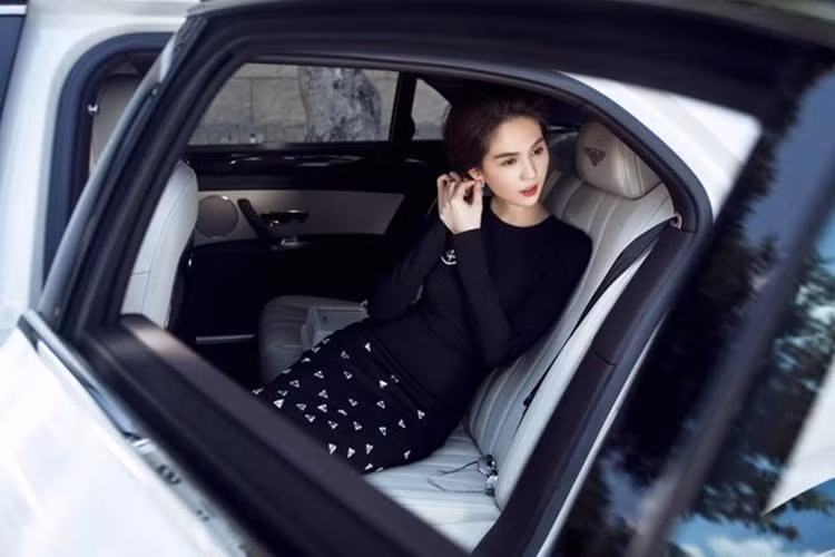 Không gian nội thất nổi bật với chất liệu da và gỗ cao cấp cùng màn hình cảm ứng cỡ lớn ở chính giữa bảng điều khiển trung tâm.