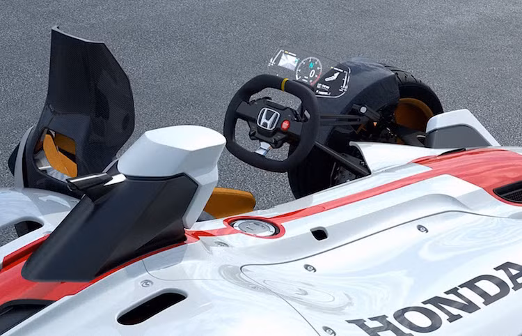 Đây là khối động cơ được lấy trực tiếp từ chiếc siêu môtô đua RC213V, hiện đang được Marc Marquez sử dụng trong giải đua MotoGP hàng đầu Thế giới. Kết hợp với trọng lượng cực nhẹ, 2&amp;4 có thể đạt được khả năng vận hành cực mạnh mẽ.