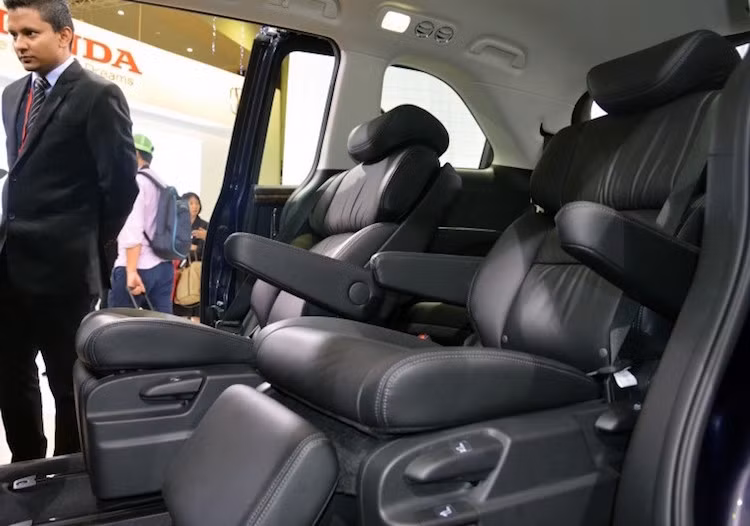 Khi những cánh cửa sau mở ra, hàng ghế thứ 2 độc đáo của chiếc xe sẽ lộ ra. Không chỉ có các tay vịn riêng biệt, 2 chiếc ghế này còn có khả năng điều chỉnh điện lên xuống, cũng như có cả giá đỡ chân.