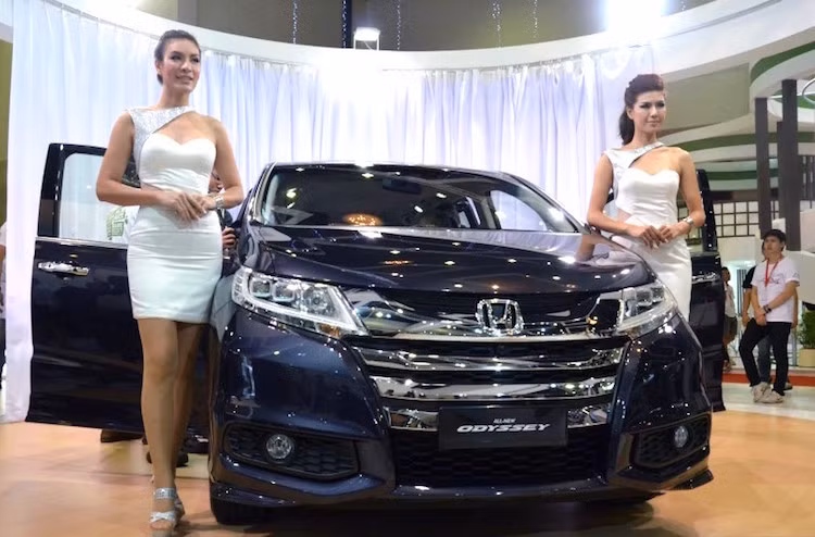 Odyssey phiên bản toàn cầu chỉ có duy nhất tùy chọn động cơ 2,4 lít Earth Dreams DOHC i-VTEC 4 xi-lanh thẳng hàng, với công suất 188 mã lực/237 Nm đi kèm hộp số tự động vô cấp CVT. So với bản Bắc Mỹ với động cơ 3.5l V6, chiếc xe không mạnh mẽ bằng, nhưng lại có mức tiêu thụ nhiên liệu chỉ khoảng 8 lít/100 km.