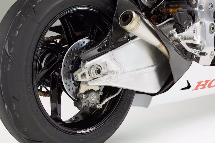 Giống như RC213V, chiếc xe được trang bị cặp mâm Marchesini và lốp Bridgestone Battlax. Để tăng độ ổn định, RC213V-S sử dụng gắp nhôm to bản .