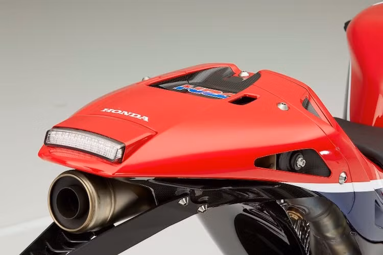 Để có thể đủ điều kiện "ra phố", RC213V-S đã được trang bị thêm một đèn hậu LED nằm ở đuôi...