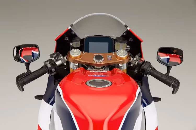 Bảng đồng hồ của RC213V-S là một màn hình LCD, cung cấp các thông tin và cài đặt khác nhau của xe như 5 chế độ lái, hệ thống treo, v...v... Góc mở của tay lái cũng rộng hơn so với phiên bản đua RC213V.