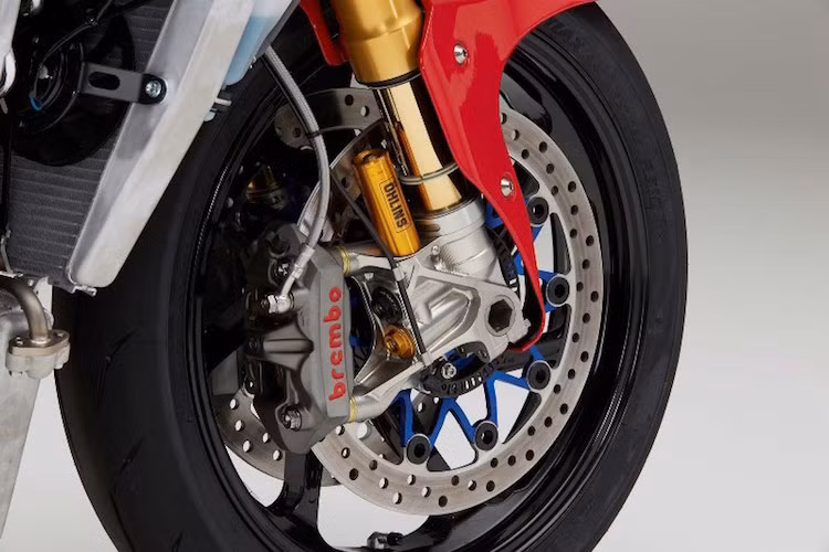 Cận cảnh "dàn chân" của xe, với hệ thống phanh Brembo hiệu năng cao cùng phuộc Ohlins có thể điều chỉnh điện tử, với giá lên tới 13.000 USD (tương đương 283 triệu đồng)/cặp.