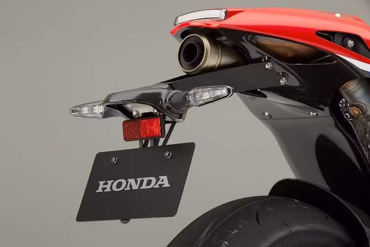 ... Đồng thời, một cặp xi-nhan cũng được tích hợp trên pát biển số của xe.