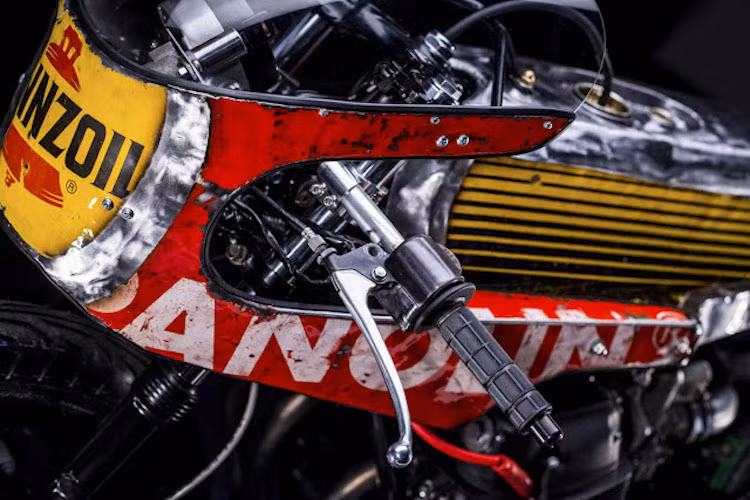 Lấy cảm hứng từ chiếc mặt nạ của người thợ hàn, bộ half-fairing đã được cắt và gò từ các mảnh của những thùng phuy khác nhau, đồng thời gắn thêm 2 đèn pha ở phía bên trái xe.