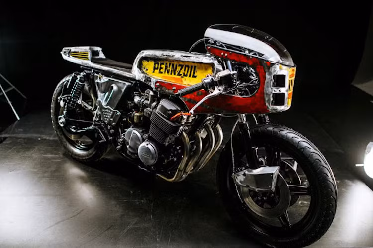 Với bộ vỏ "đồng nát" mới, chiếc CB750 đã toát lên một vẻ đẹp đầy chất "công nghiệp", những vẫn cực kỳ hấp dẫn và khiến bất kỳ biker nào cũng phải hứng thú khi ngắm nhìn.