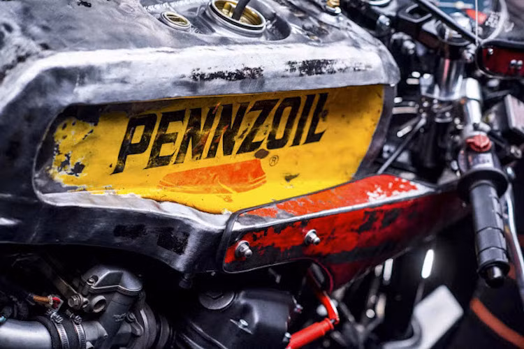 Tương tự như fairing, bình xăng của xe cũng được tạo ra từ các thùng phuy bỏ đi.