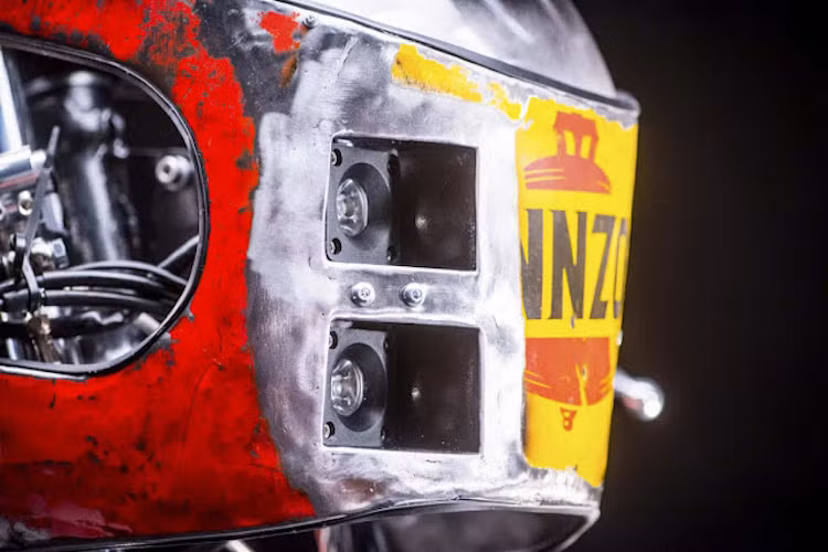 Rất nhanh chóng, họ đã bắt tay vào để tạo ra một chiếc CB750 độc nhất Thế giới. Vibrazioni Art Design bắt đầu bằng việc tạo cho xe một "bộ mặt" mới, hay phần half-fairing khí động học chắn toàn bộ đầu xe.