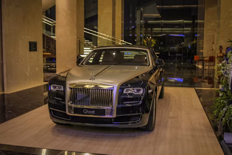Bên trong khách sạn, Rolls-Royce cũng trưng bày một số phiên bản của chiếc Ghost.