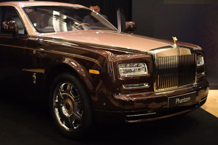 "Ngôi sao" thực sự của sự kiện là chiếc Phantom phiên bản Lửa Thiêng. Nằm trong bộ sưu tập Đông Sơn dành riêng cho thị trường Việt Nam, Rolls-Royce Phantom phiên bản Lửa Thiêng là chiếc đầu tiên được giới thiệu, nối tiếp sau đó lần lượt sẽ là những bản đặc biệt khác như Thủy Triều, Thần Núi, Ngân Vũ, Phù Sa và Mẹ Âu Cơ.