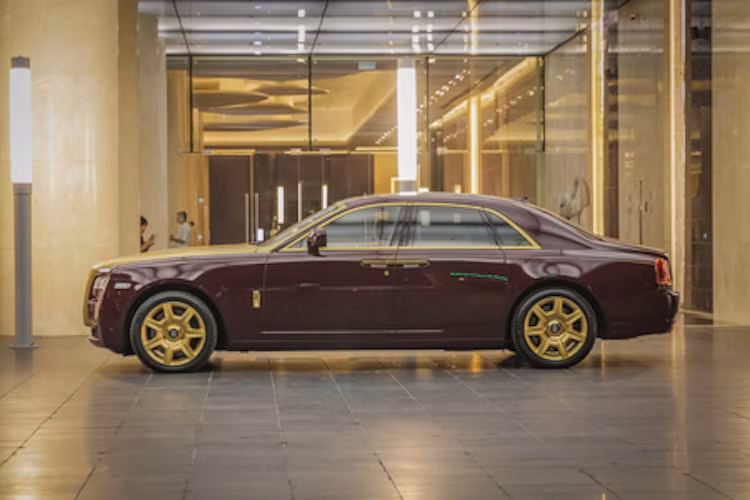 Trong đó, chiếc Ghost nổi bật nhất, với các chi tiết mạ vàng được đặt trang trọng ở giữa tiền sảnh khách sạn.