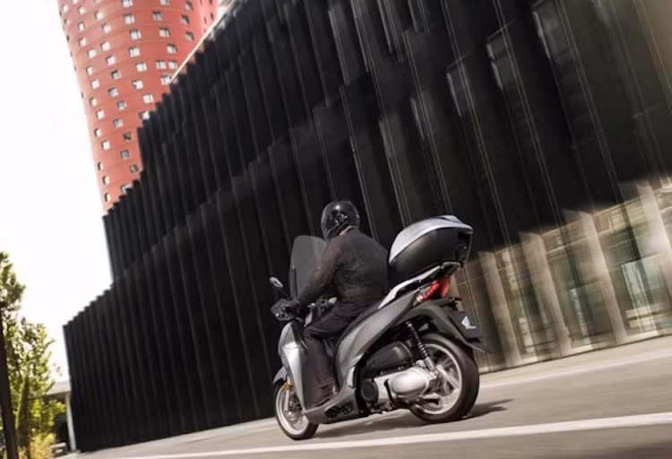 Trong khi đó, phần đuôi xe là sự tổng hợp của SH150i và Airblade 125.