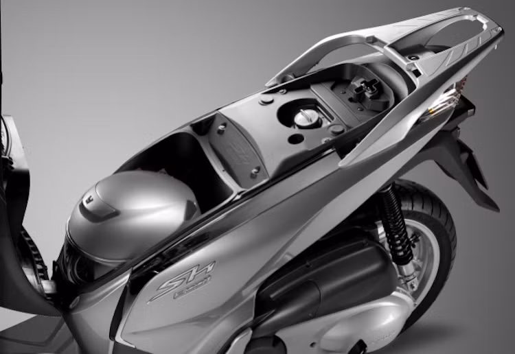 Ngăn chứa đồ dưới yên có dung tích cực lớn, chứa vừa một mũ bảo hiểm cả hàm.