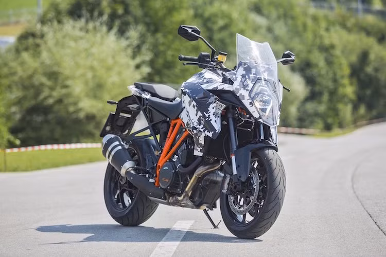 Về cơ bản, có thể coi chiếc môtô KTM 1290 Super Duke GT là "đứa con lai" giữa 2 dòng xe hiện tại của hãng là naked bike 1290 Super Duke R và 1290 Super Adventure.