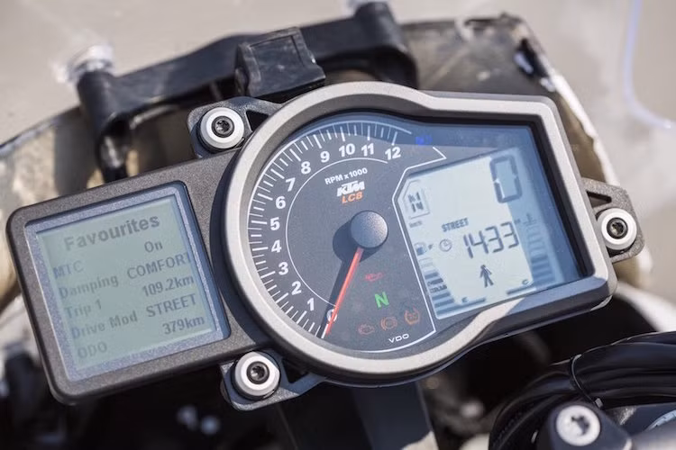 Tương tự như 1290 Super Adventure, Super Duke GT cũng có bảng đồng hồ điện tử đa chức năng, kèm theo các chế độ lái như Sport, Street, Rain cùng một chế độ mới là Supermoto, đem lại cảm giác lái mãnh liệt như xe "cào cào".