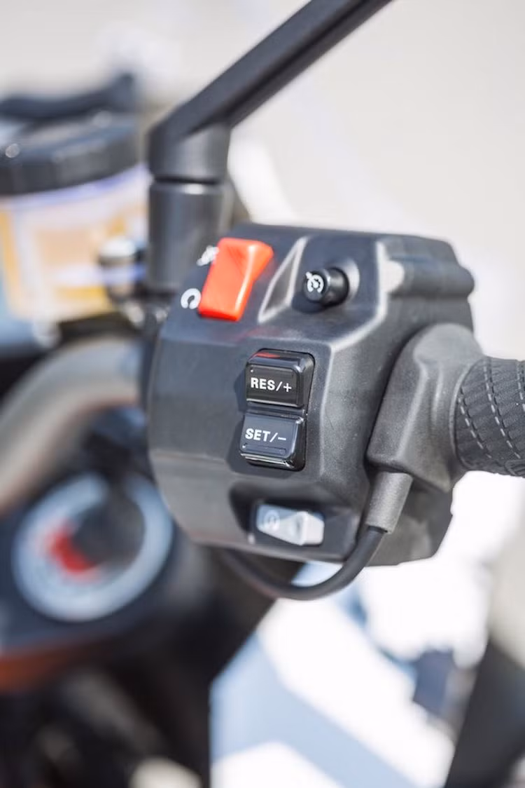 Chiếc xe cũng đồng thời được trang bị hệ thống kiểm soát lực kéo, ABS có thể bật/tắt, tay lái có sưởi và thậm chí có thể là cả hệ thống giữ ga tự động Cruise Control.