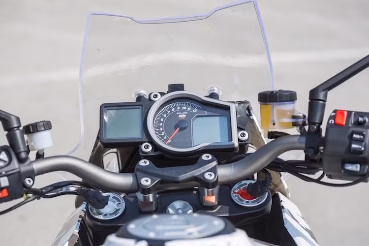 Bộ khung, gắp và mâm của xe vẫn được chia sẻ cùng 1290 Super Duke R, nhưng hành trình giảm xóc đã có sự thay đổi để phù hợp hơn với những cung đường xấu.