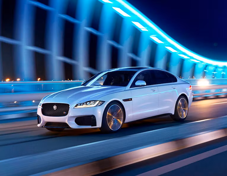 Tất cả các phiên bản đều được trang bị hộp số tự động 8 cấp...