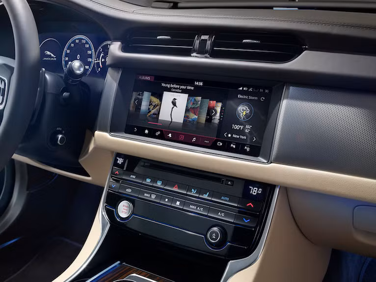 Hệ thống thông tin giải trí InControl Pro Touch với màn hình cảm ứng 10,2 inch hoặc 12,3 inch, vi xử lý lõi tứ và ổ SSD được trang bị cho xe.