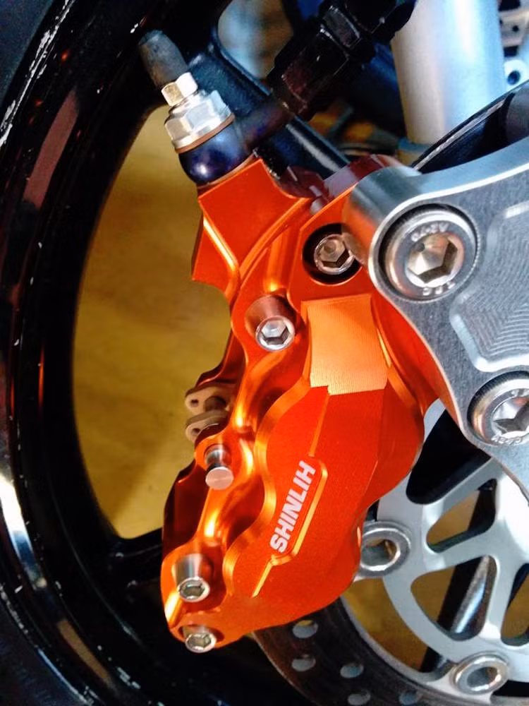 Heo phanh được thay bằng loại của hãng Shinlih nổi tiếng với các phụ tùng cho NSR tại Singapore.