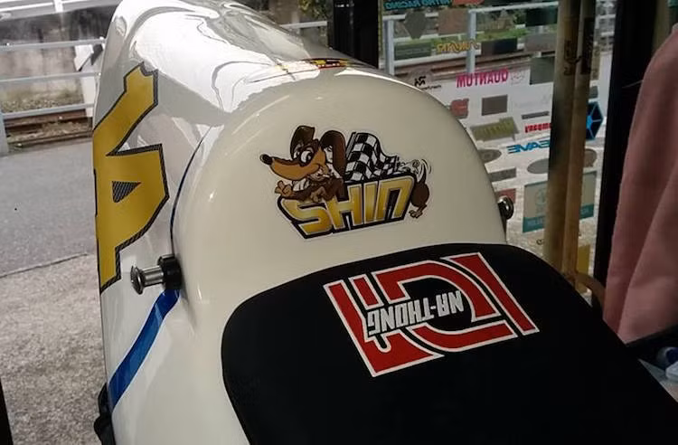 Thân xe được sơn màu trắng cùng với các hoạ tiết trang trí theo phong cách HRC của Honda. Phần đuôi xe cũng có yên được chuyển thành yên solo.