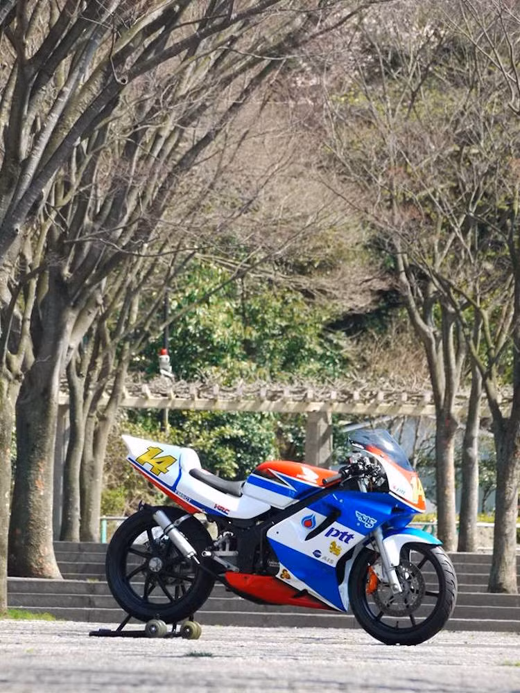 Với những cải tiến vượt trội, chiếc NSR bình thường đã được chủ xe biến thành một chiếc xe đua thứ thiệt.