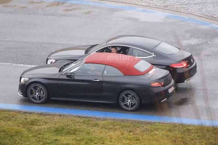 Nội thất của chiếc xe cũng sẽ được "bê nguyên" từ C-Class Coupe sang, với vô-lăng 3 chấu thể thao, hệ thống thông tin giải trí COMAND và các vật liệu cao cấp hơn C-Class sedan.