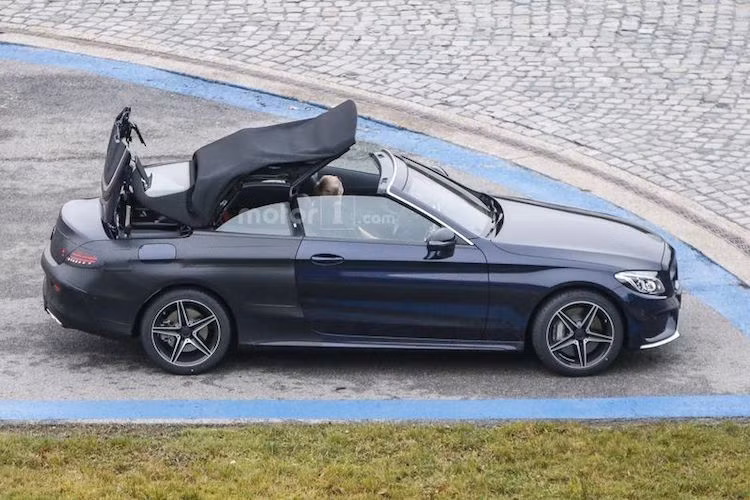 Đương nhiên, điểm khác biệt lớn nhất của C-Class Cabriolet đó là bộ mui xếp vải bạt của chiếc xe. Nhiều khả năng bộ mui này sẽ có khả năng đóng mở mui ở tốc độ dưới 30 hoặc 40 km/h.