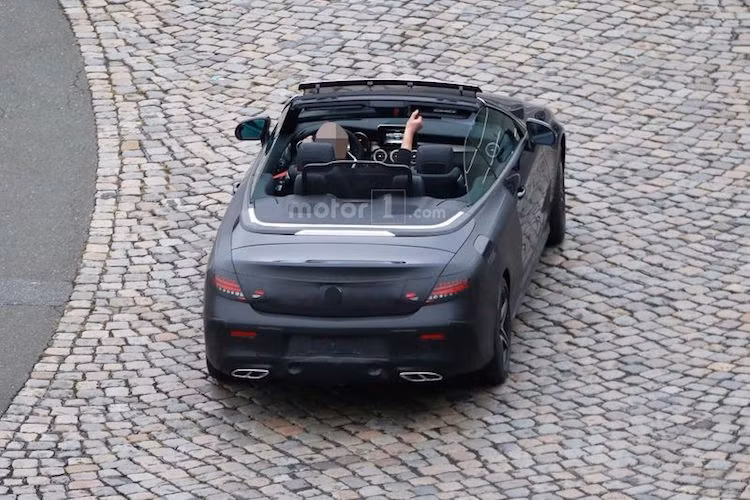 Dựa trên cơ sở C-Class Coupe trước đó, chiếc xe có phần thân tương tự. Tuy nhiên phần đuôi xe, đặc biệt là nắp khoang hành lý đã có sự thay đổi để phù hợp với cơ cấu đóng mở mui.