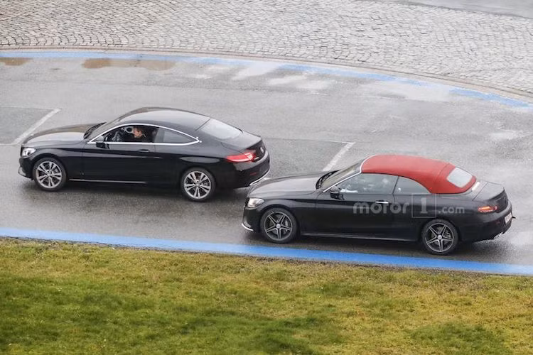 Khi đóng mui, vòm mái của C-Class Cabriolet vẫn có sự khác biệt khá lớn so với bản coupe trước đây.