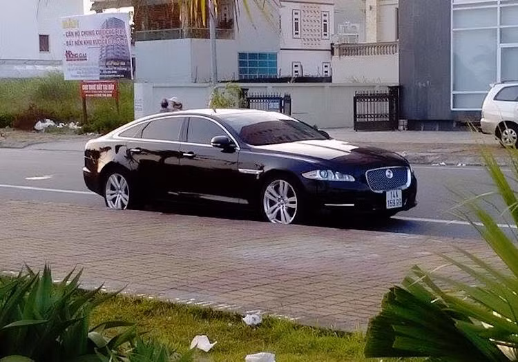 Jaguar XJL 3.0 dạo chơi trên đường phố Quảng Ninh với biển số đẹp 14A 159.99.