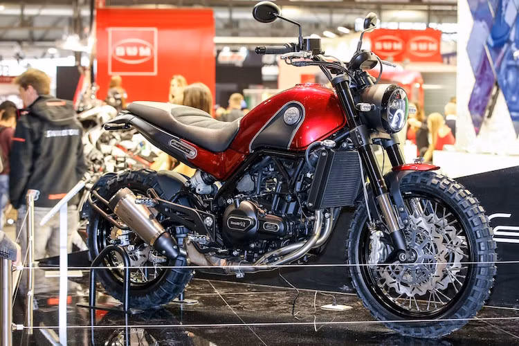 Được coi là đối thủ của phiên bản Scrambler Sixty2 cũng vừa ra mắt tại triển lãm EICMA, Leoncino sở hữu kiểu dáng đậm chất scrambler, giản dị nhưng cổ điển và tinh tế.