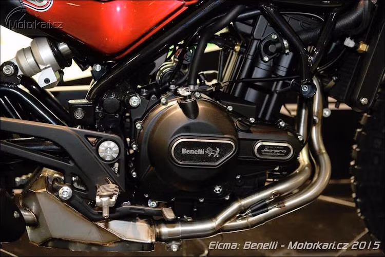 Nằm giữa bộ khung thép Trellis của xe là khối động cơ 2 xi-lanh thẳng hàng, DOHC làm mát bằng dung dịch, với công suất tối đa đạt 48 mã lực.