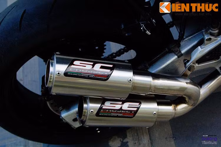 Hệ thống xả được thay bằng pô độ do xưởng thiết kế, "nhái" theo mẫu của hãng SC Project.