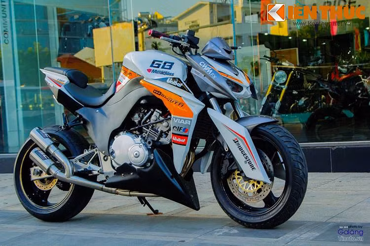Mặc dù có một số điểm khác biệt so với mẫu Kawasaki Z1000 thật nhưng nếu chỉ nhìn lướt qua chiếc Hornet 250 này chạy trên đường, không ai có thể nghĩ rằng nó đã bắt đầu từ một mẫu naked bike cũ của Honda.