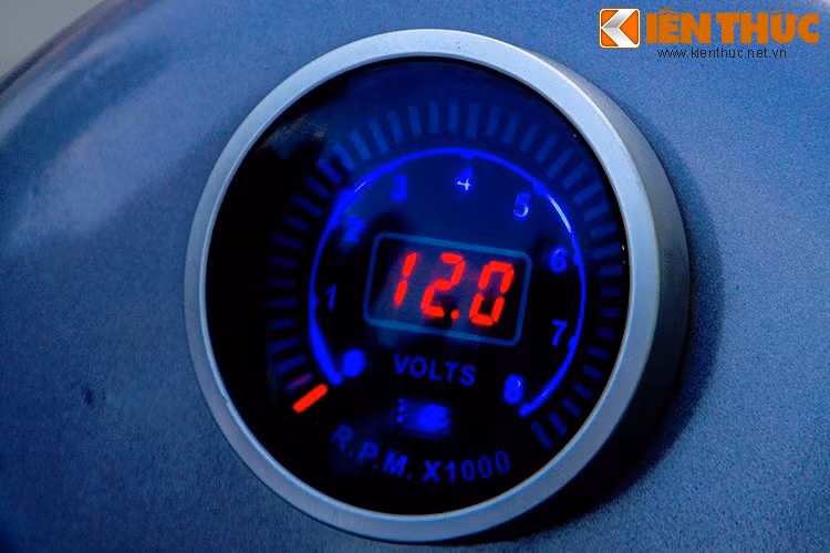 Không như những bản độ trước đây của LeeAT, chiếc xe chỉ có duy nhất đồng hồ báo tua kèm theo báo bình ắc quy.