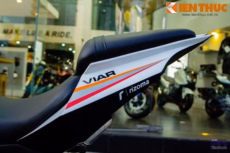 Phần đuôi xe được vuốt nhọn cho 2 người ngồi và không gắn pát biển số như Z1000 "zin".