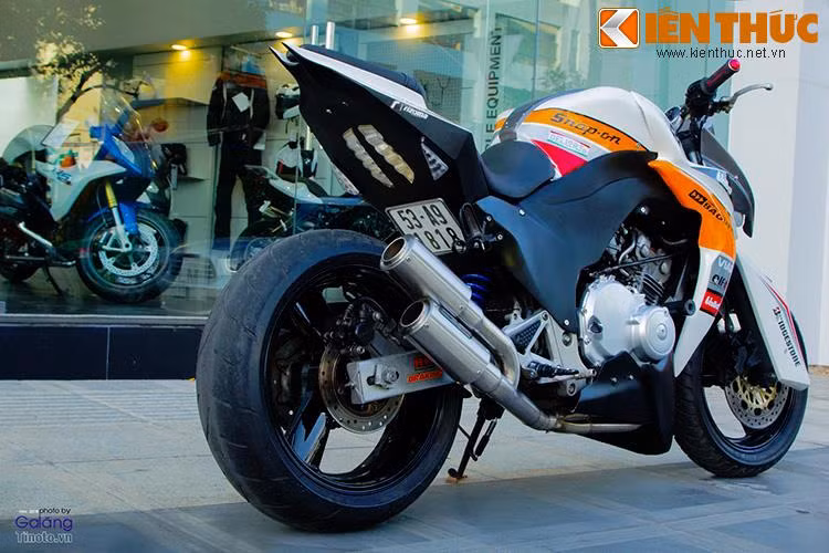 Ở phía sau, chiếc xe có nhiều chi tiêt khác với chiếc naked bike Z1000 nguyên bản. Bộ gắp cùng mâm Hornet 250 đã được giữ lại, và đây cũng là một trong số không nhiều mẫu xe 250 cc có thể lắp lốp rộng bản 180 ở phía sau, nhờ có mâm lớn.