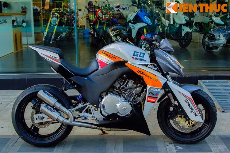 Những người đam mê xe có thể dễ dàng nhận ra một số điểm khác biệt trên chiếc Hornet này so với Z1000 thật, bao gồm phuộc trước có tấm chắn, "mỏ cày" và phần yếm chắn hai bên có sự khác biệt nhẹ.