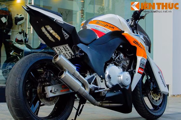 Ngoài ra, xưởng độ còn đã tự "chế" thêm một số chi tiết độc đáo, tạo nên "bản sắc" riêng cho chiếc "Z1000" này.