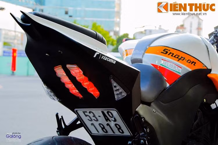 Đồng thời, những người thợ độ đã chế riêng cho chiếc xe một bộ đèn hậu và đèn pha giấu gọn vào đuôi xe độc đáo, khiến cho kiểu dáng chung của xe không bị "phá".