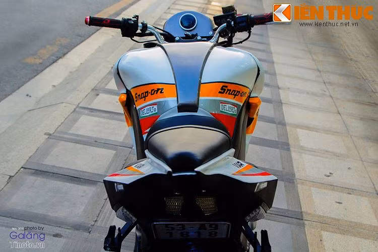 Ngoài ra, bình xăng của xe cũng có một gờ cách điệu chạy dọc khác với Z1000.