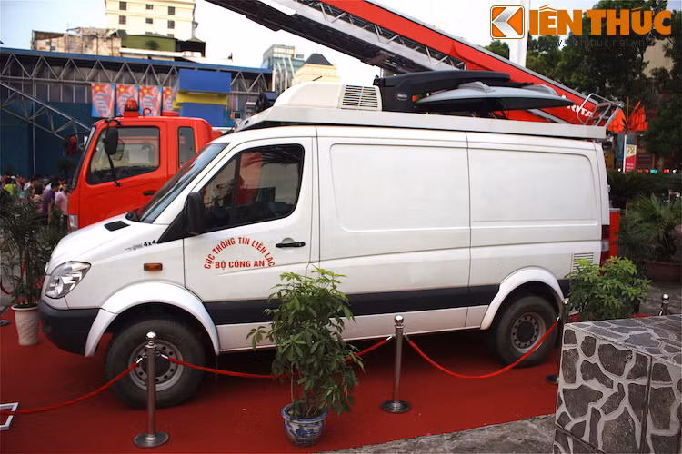 Có ngoại hình là một chiếc Mercedes Sprinter dẫn động 4 bánh, chiếc xe liên lạc vệ tinh này được thiết kế sử dụng như một trung tâm chỉ huy dã chiến, truyền phát các thông tin chỉ huy tới Bộ, các Tỏng cục và Công an các địa phương, phục vụ công tác chỉ huy tác chiến.
