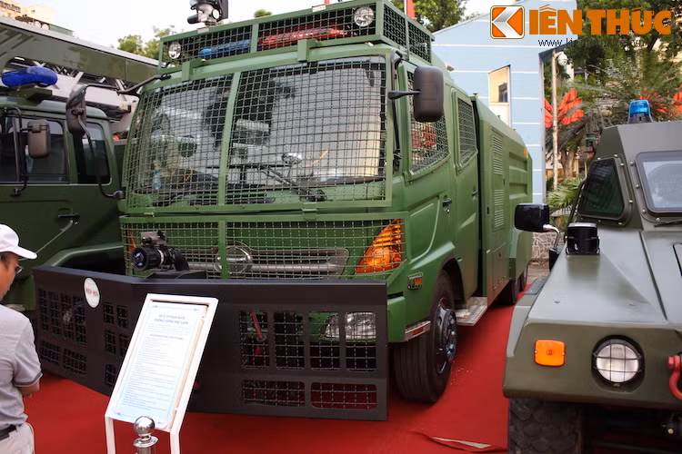 Được trang bị bộ "giáp" kín mít ở phần đầu, đây là mẫu xe ôtô phòng chống bạo loạn đặc chủng với khả năng phun nước pha các chất tạo màu, hơi cay... nhằm giải tán đám đông khi cần thiết.