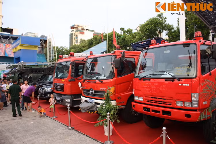 Dàn xe đặc biệt đã thu hút sự quan tâm chú ý của người dân Thủ độ tới thăm quan triển lãm vào những ngày cuối tuần.