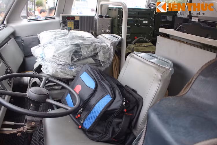Bên trong xe có đầy đủ các trang thiết bị khác nhau, phục vụ cho việc truyền dẫn tín hiệu khẩn cấp qua vệ tinh Vinasat tại các khu vực có cơ sở hạ tầng bị tàn phá bởi thiên tai.