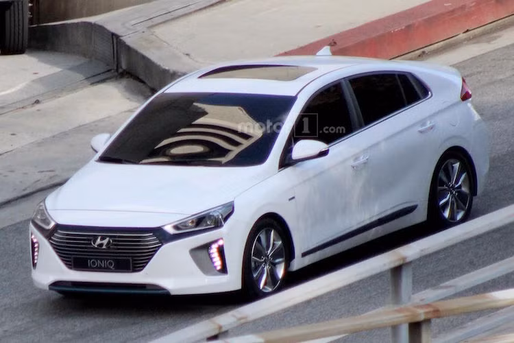 Cũng sở hữu kiểu dáng hatchback 5 cửa như đối thủ Toyota Prius nhưng Ioniq sở hữu kiểu dáng "lành" và bớt "dị" hơn, tuân theo ngôn ngữ thiết kế Fluidic Sculpture 2.0 mới nhất của Hyundai.