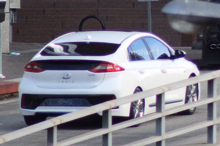 Những chi tiết như đèn pha LED hình chữ C và phần đuôi gọn gàng khiến cho Ioniq có vẻ thể thao và năng động hơn so với Prius.