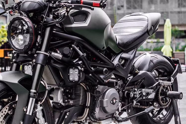 Thân xe gần như đã đượ độ lại hoàn toàn, chỉ có bộ khung mắt cáo của xe là không có gì thay đổi.